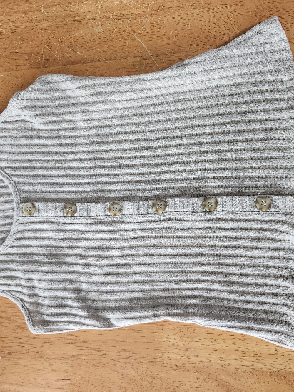 *Bundle 3/$20!* Reitmans Sage Green Ribbed Button-Front Tank - Picture 3 of 5